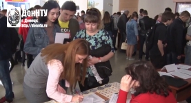 Студенты заполняют свои анкеты