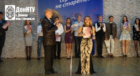 Вручение диплома победительнице фестиваля И. Кучеевой (ИЭФ)