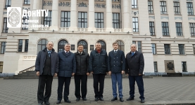 У входа в главный корпус В.Ф. Мужчанов, Н.М. Зайченко, С. В. Борщевский, М. П. Кушаков, Г. Е. Токмаков, А. Я. Аноприенко 