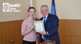 А. Я. Аноприенко вручает грамоты отличникам учебы