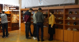 Студенты-геологи у стендов с минералами