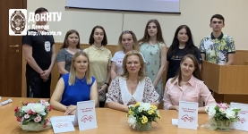Участники встречи.За столом (слева направо)- Е.С. Коротченко, завкафедрой МиХП О.Н. Шарнопольская и О.А. Кузнецова 