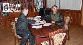 ректор ДонНТУ проф. А. Я. Аноприенко и проф. Кринг Кристалл Hubei Normal University (Китай) подписывают договор о сотрудничестве